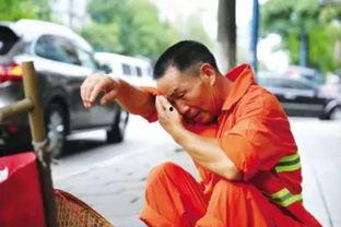 娱乐吃瓜酱环卫工人,默默守护城市清洁的“吃瓜酱”英雄
